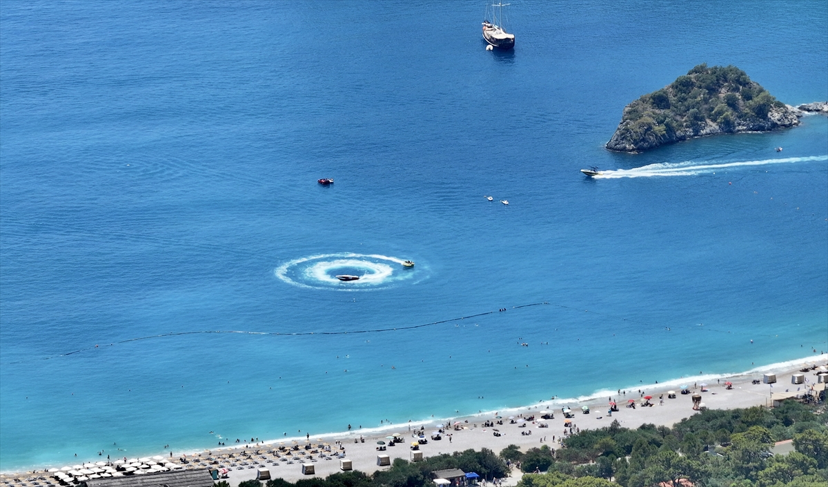 Muğla'nın turistik ilçelerindeki sahillerde sıcak hava yoğunluğu yaşanıyor