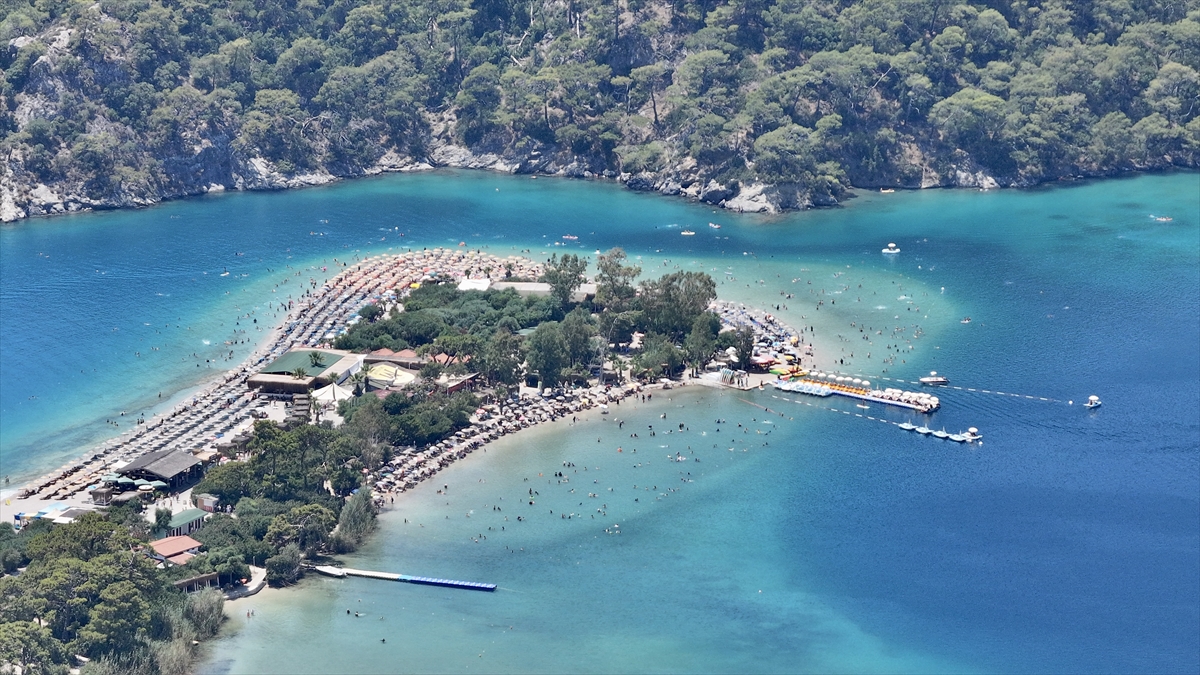 Muğla'nın turistik ilçelerindeki sahillerde sıcak hava yoğunluğu yaşanıyor
