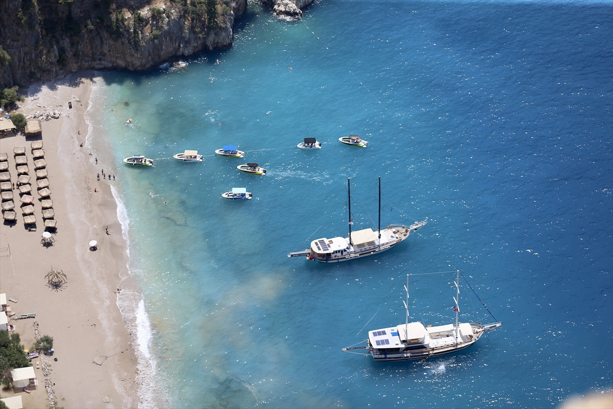 Muğla'nın turistik ilçelerindeki sahillerde sıcak hava yoğunluğu yaşanıyor
