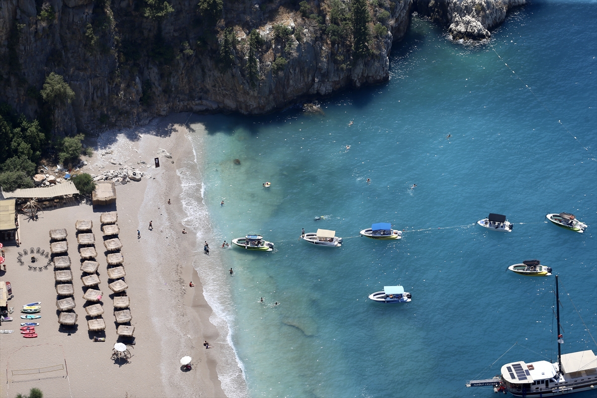 Muğla'nın turistik ilçelerindeki sahillerde sıcak hava yoğunluğu yaşanıyor