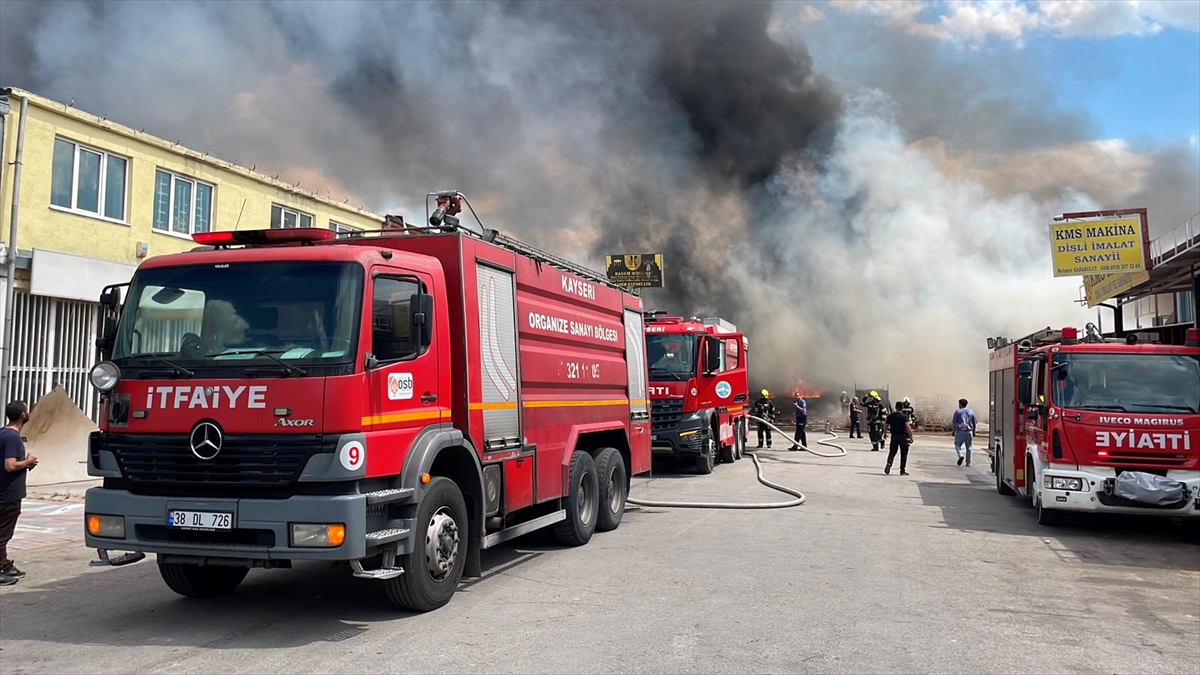 GÜNCELLEME - Kayseri'de hurdalıkta çıkan yangın söndürüldü