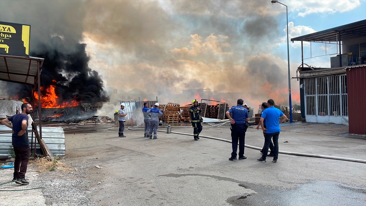 GÜNCELLEME - Kayseri'de hurdalıkta çıkan yangın söndürüldü