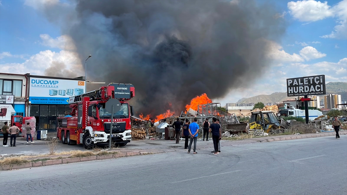 GÜNCELLEME - Kayseri'de hurdalıkta çıkan yangın söndürüldü