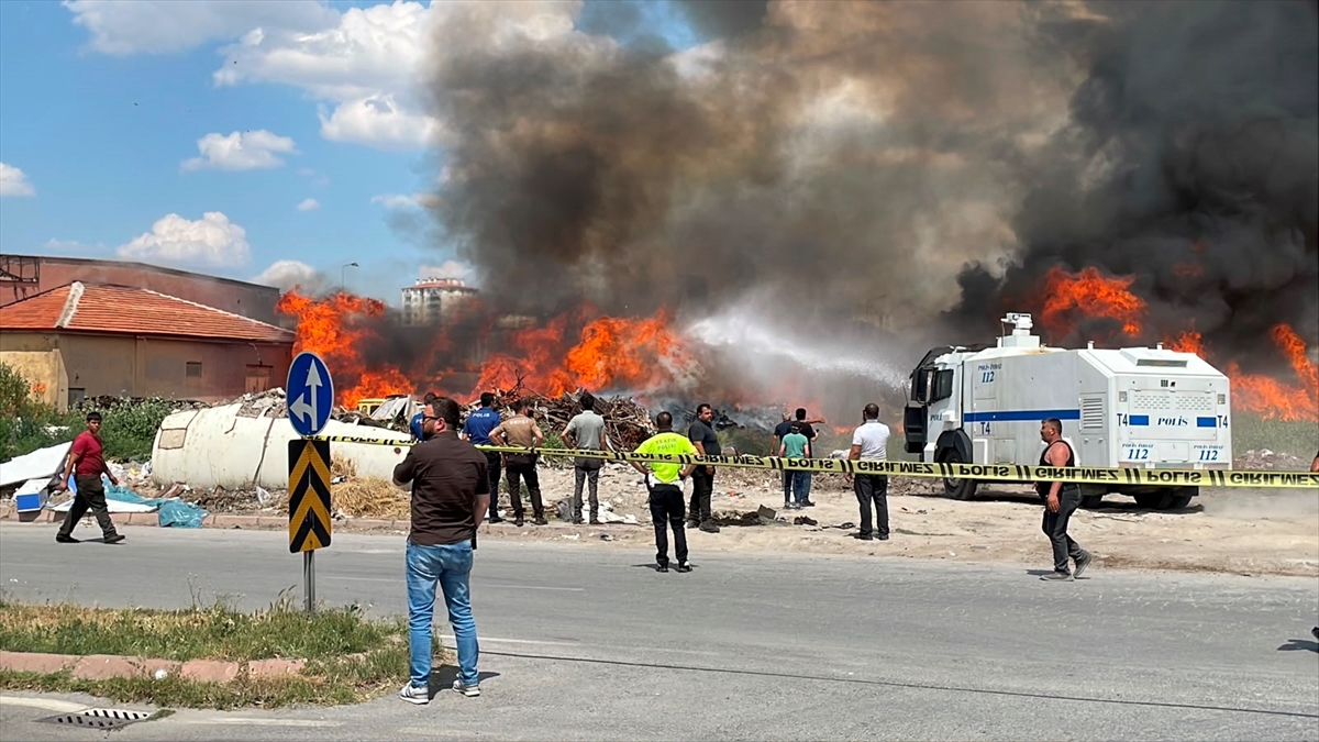 GÜNCELLEME - Kayseri'de hurdalıkta çıkan yangın söndürüldü