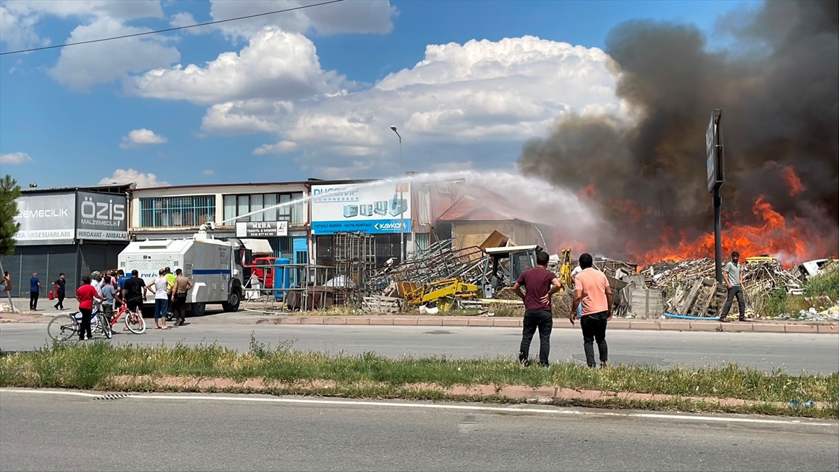 GÜNCELLEME - Kayseri'de hurdalıkta çıkan yangın söndürüldü