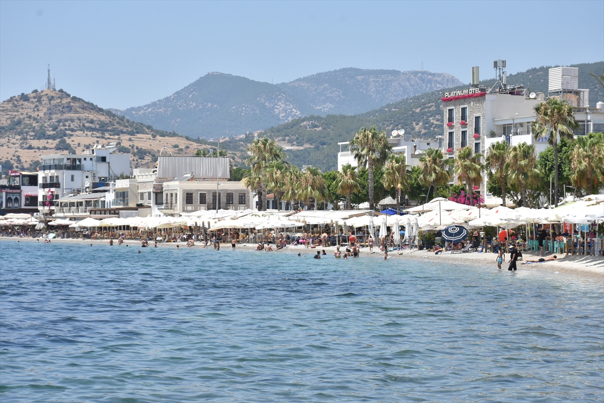 Muğla'nın turistik ilçelerindeki sahillerde sıcak hava yoğunluğu yaşanıyor