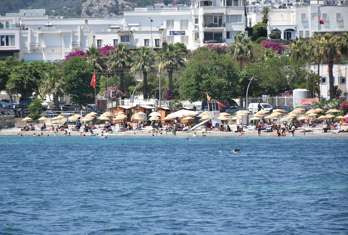 Muğla'nın turistik ilçelerindeki sahillerde sıcak hava yoğunluğu yaşanıyor