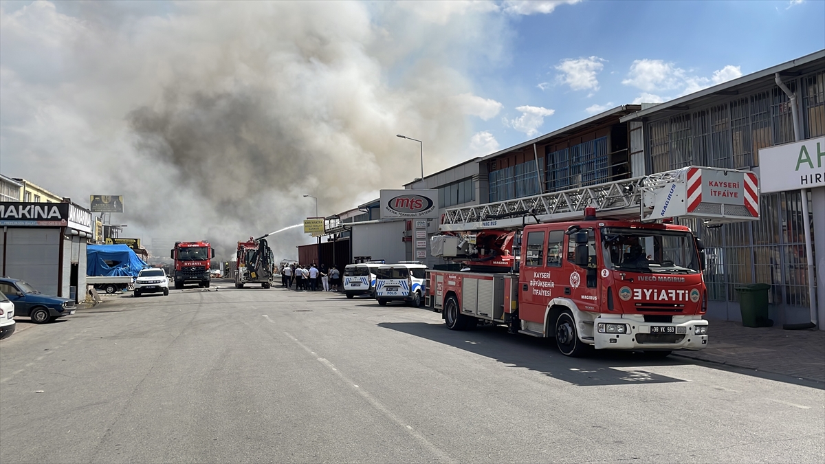 GÜNCELLEME - Kayseri'de hurdalıkta çıkan yangın söndürüldü