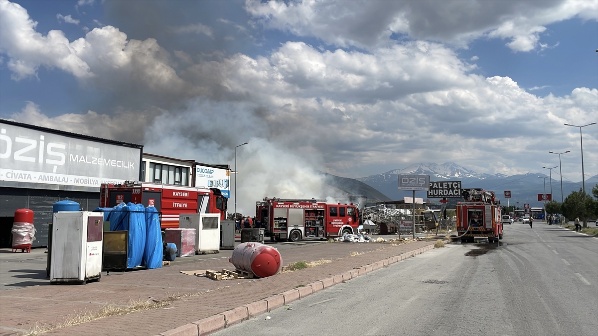 GÜNCELLEME - Kayseri'de hurdalıkta çıkan yangın söndürüldü