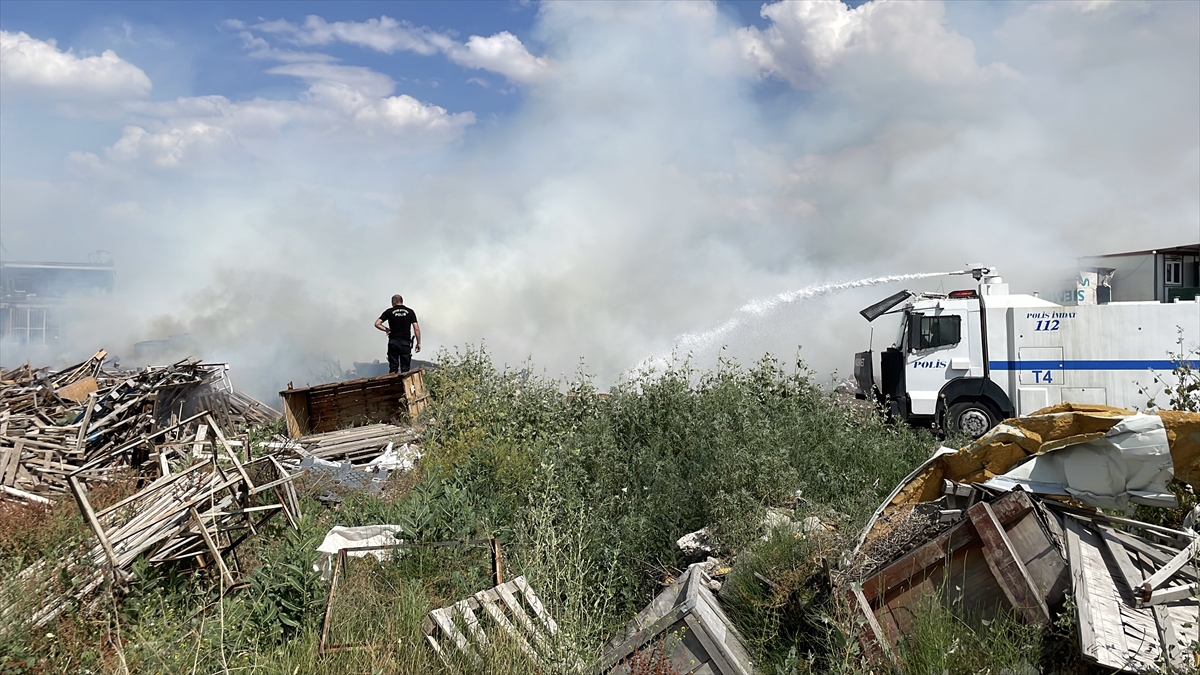 GÜNCELLEME - Kayseri'de hurdalıkta çıkan yangın söndürüldü