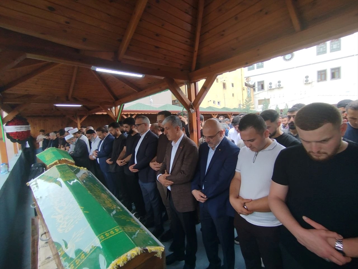 GÜNCELLEME - Kocaeli'de tıra çarpan otomobildeki baba ve oğlu öldü