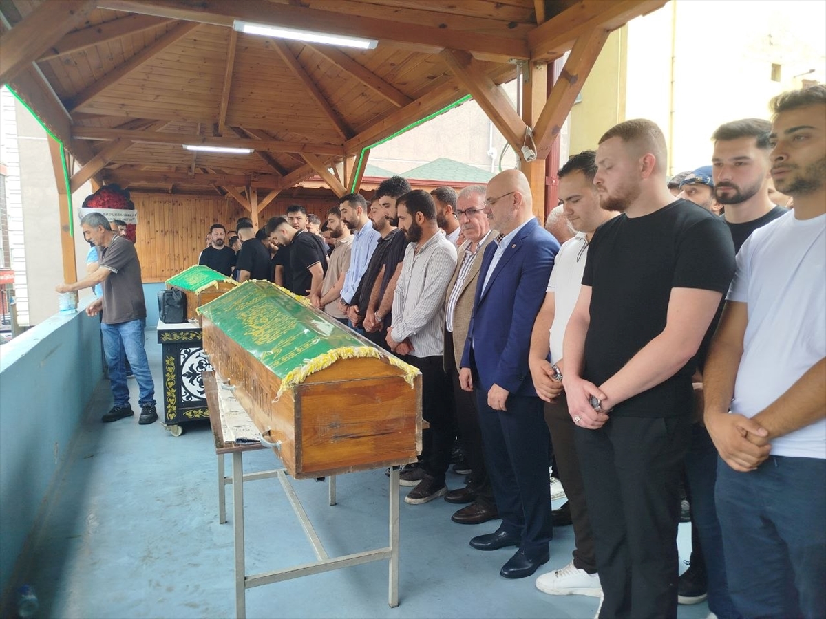 GÜNCELLEME - Kocaeli'de tıra çarpan otomobildeki baba ve oğlu öldü