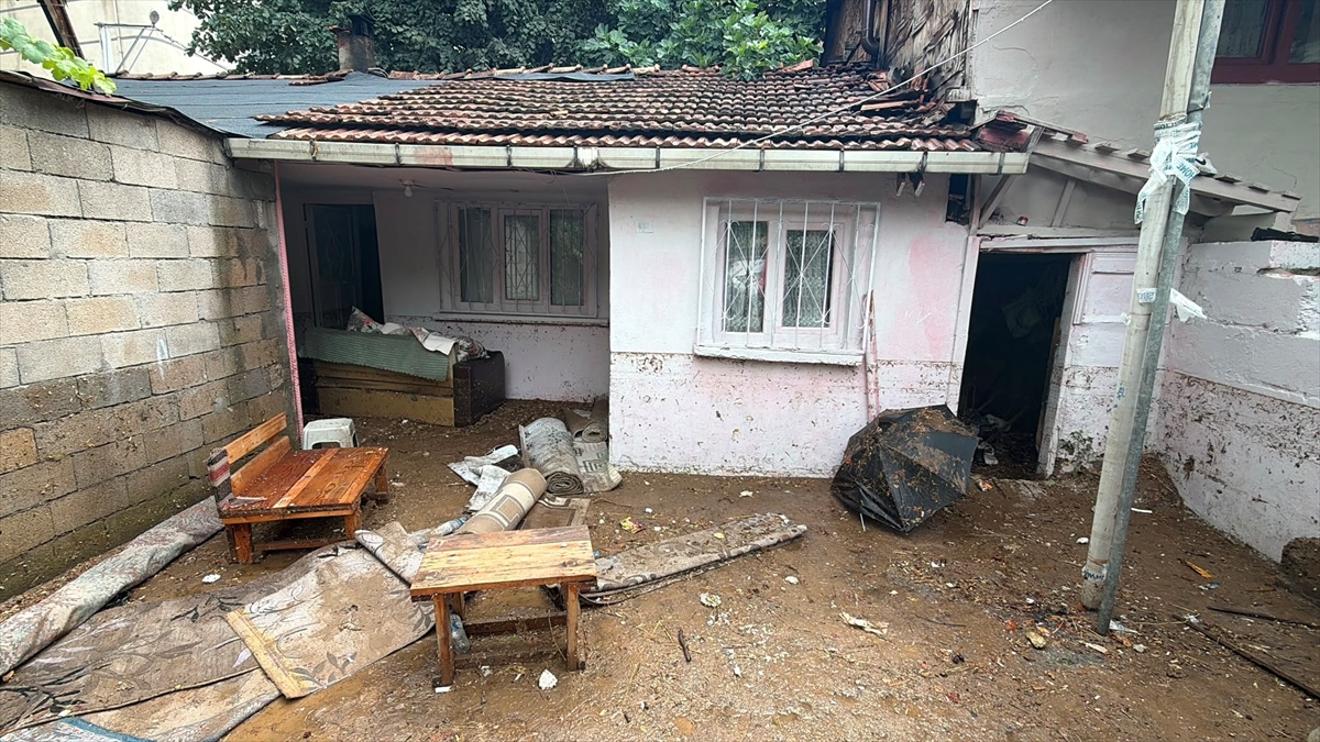 Kocaeli'de sağanak su baskınlarına neden oldu