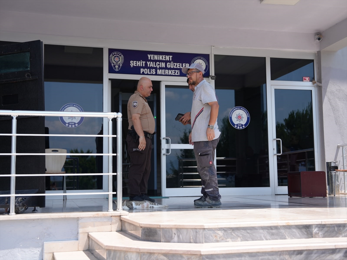 Düzce'de temizlik işçisi yol kenarında bulduğu altın dolu çantayı polise teslim etti