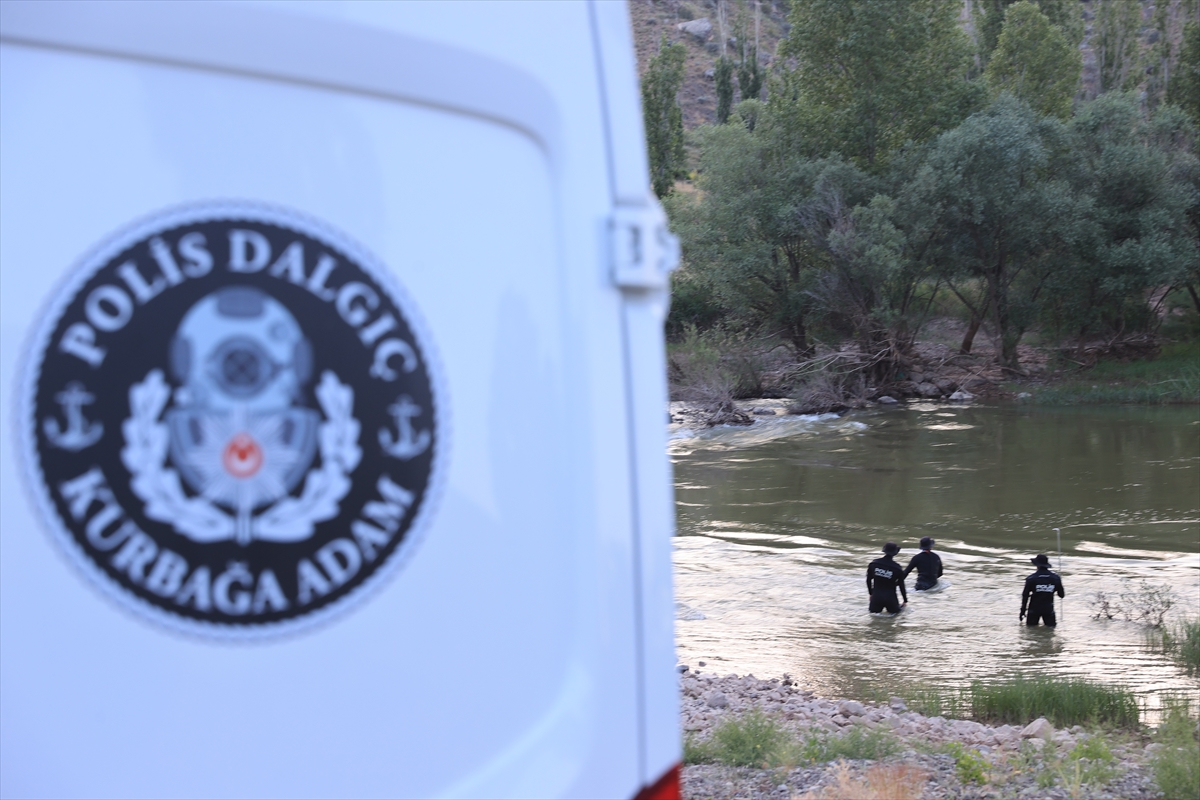Kayseri'de boğulma tehlikesi geçiren oğlu için ırmağa giren baba kayboldu