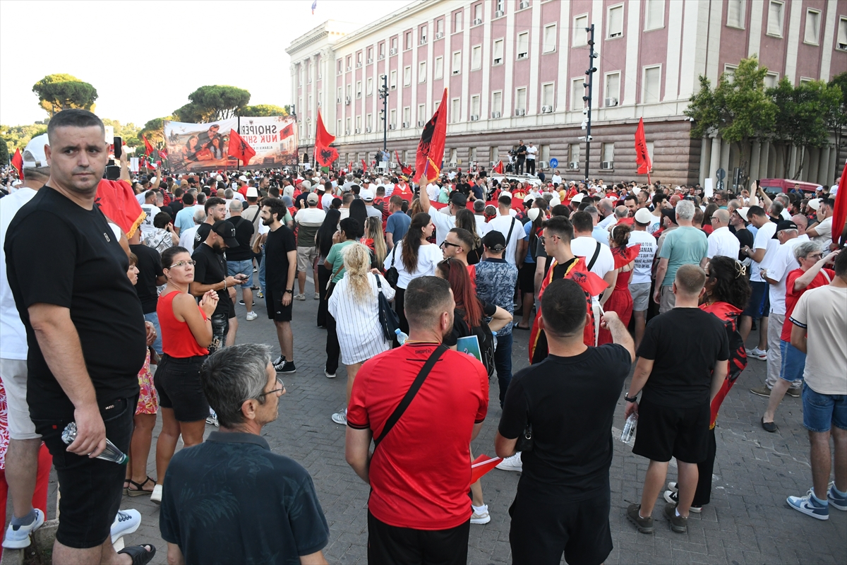 Arnavutluk'ta Zvernec'teki turizm projesine karşı gösteriler sürüyor