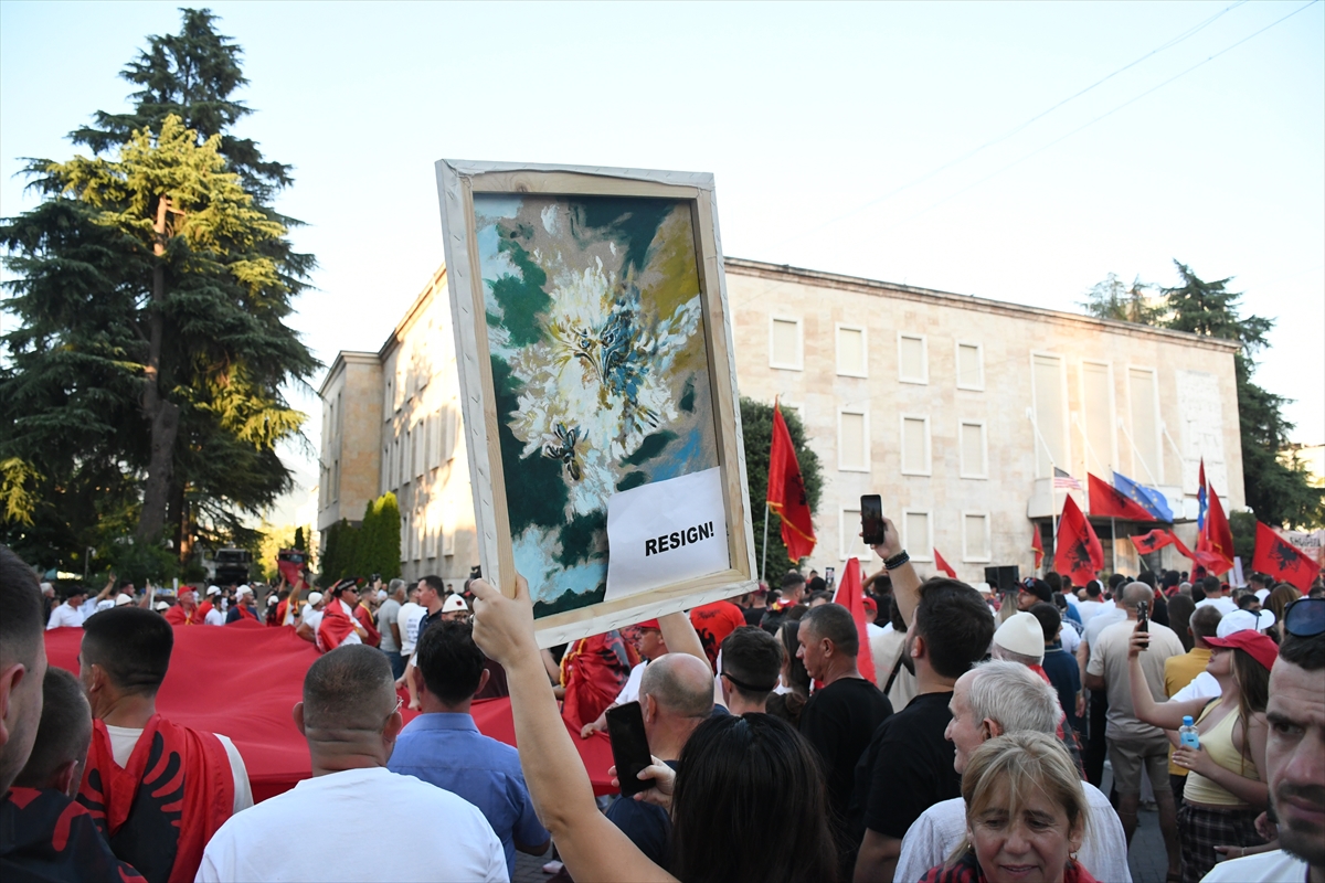 Arnavutluk'ta Zvernec'teki turizm projesine karşı gösteriler sürüyor