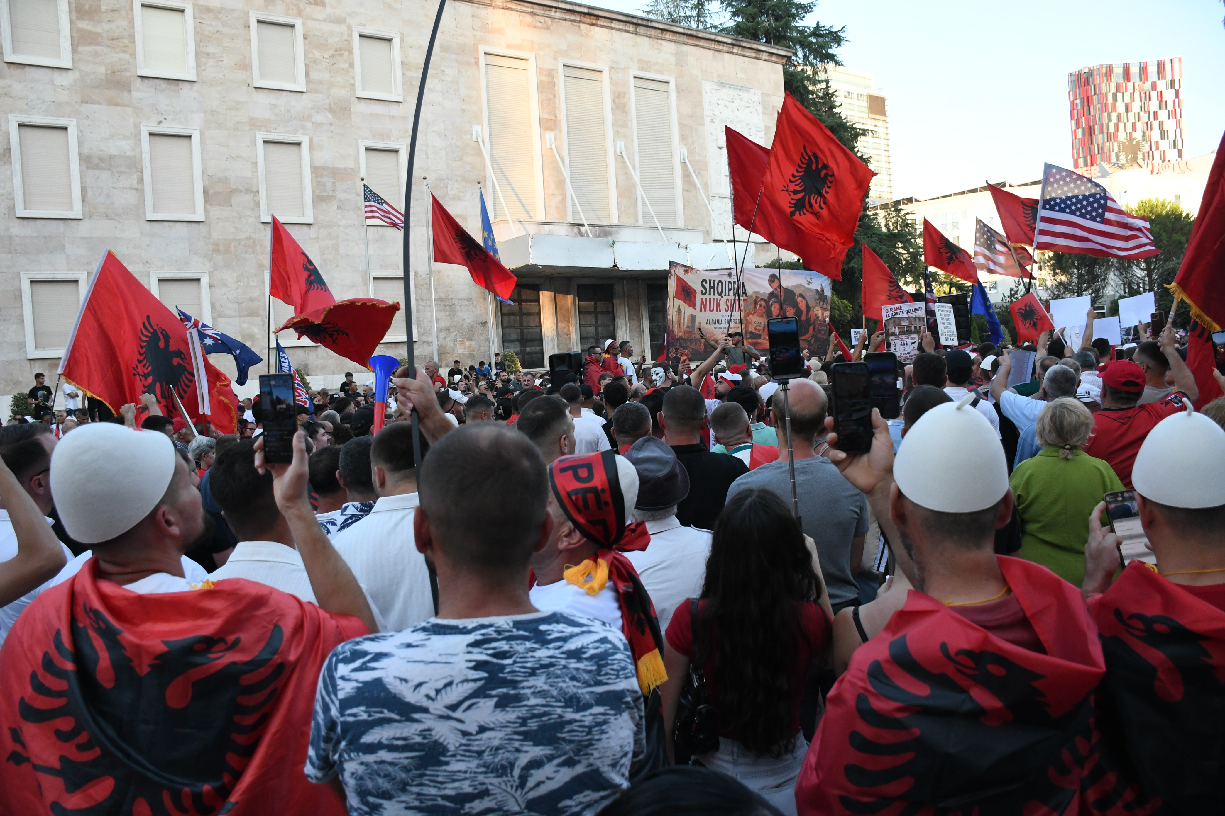 Arnavutluk'ta Zvernec'teki turizm projesine karşı gösteriler sürüyor