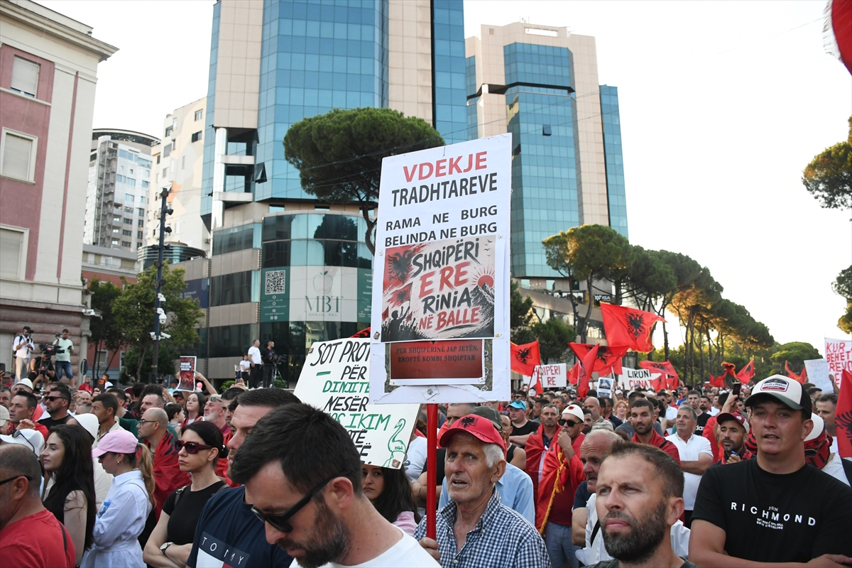 Arnavutluk'ta Zvernec'teki turizm projesine karşı gösteriler sürüyor