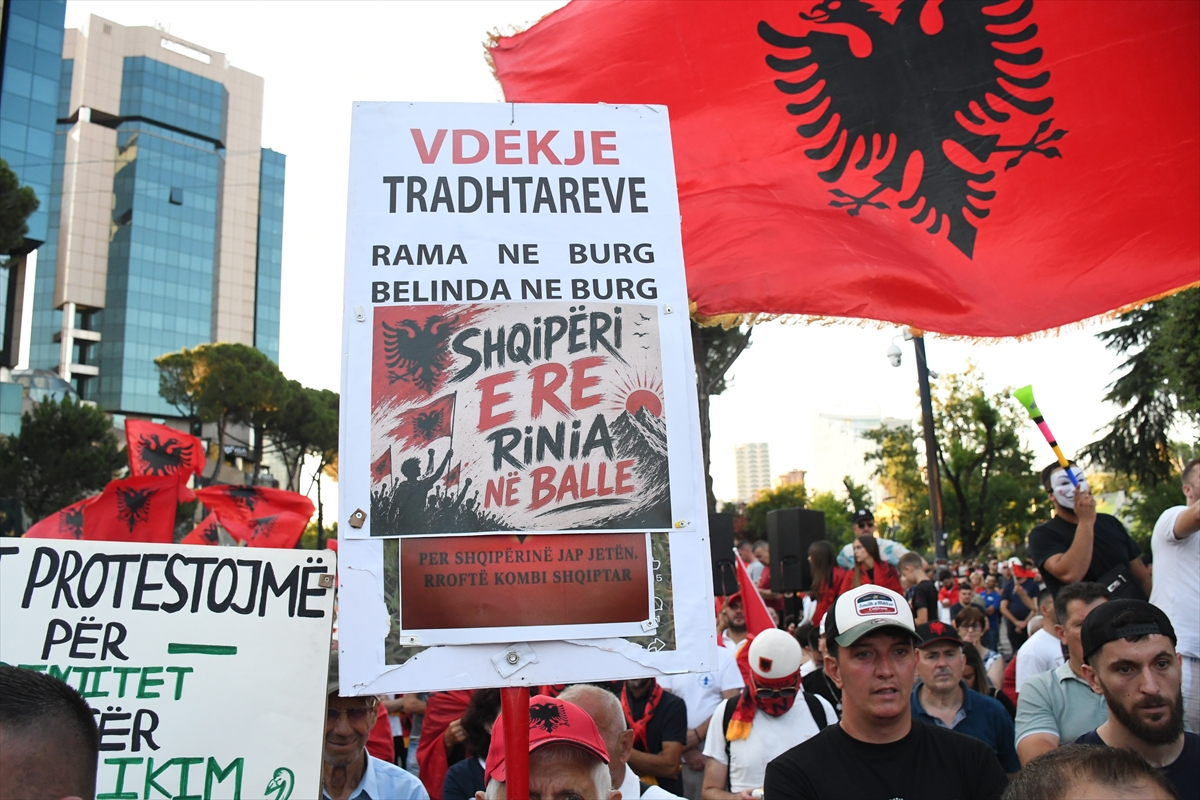 Arnavutluk'ta Zvernec'teki turizm projesine karşı gösteriler sürüyor