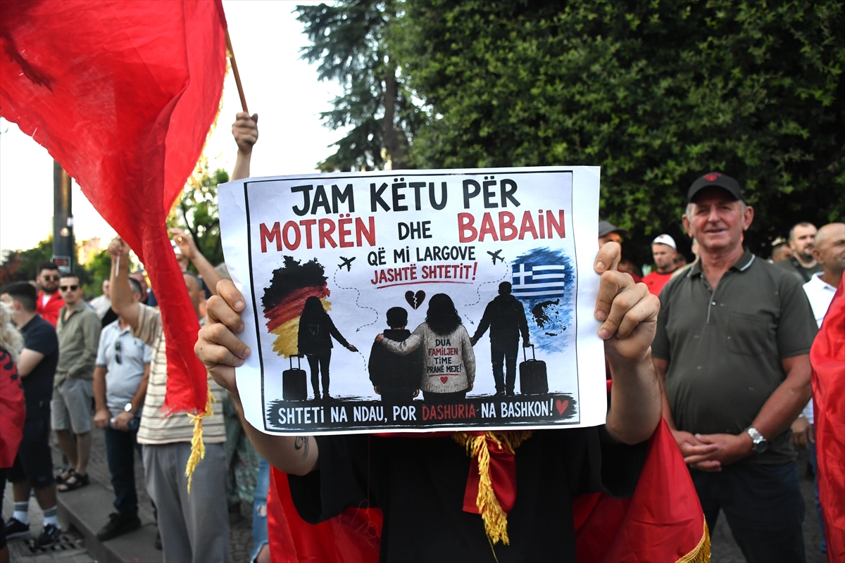 Arnavutluk'ta Zvernec'teki turizm projesine karşı gösteriler sürüyor