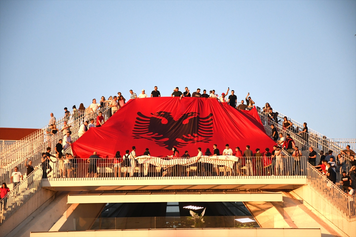 Arnavutluk'ta Zvernec'teki turizm projesine karşı gösteriler sürüyor