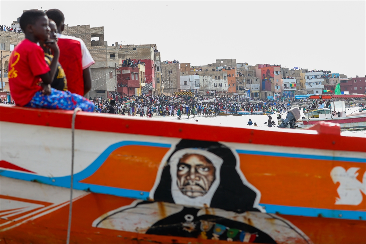 Dakar'da renkli balıkçı tekneleri yarıştı