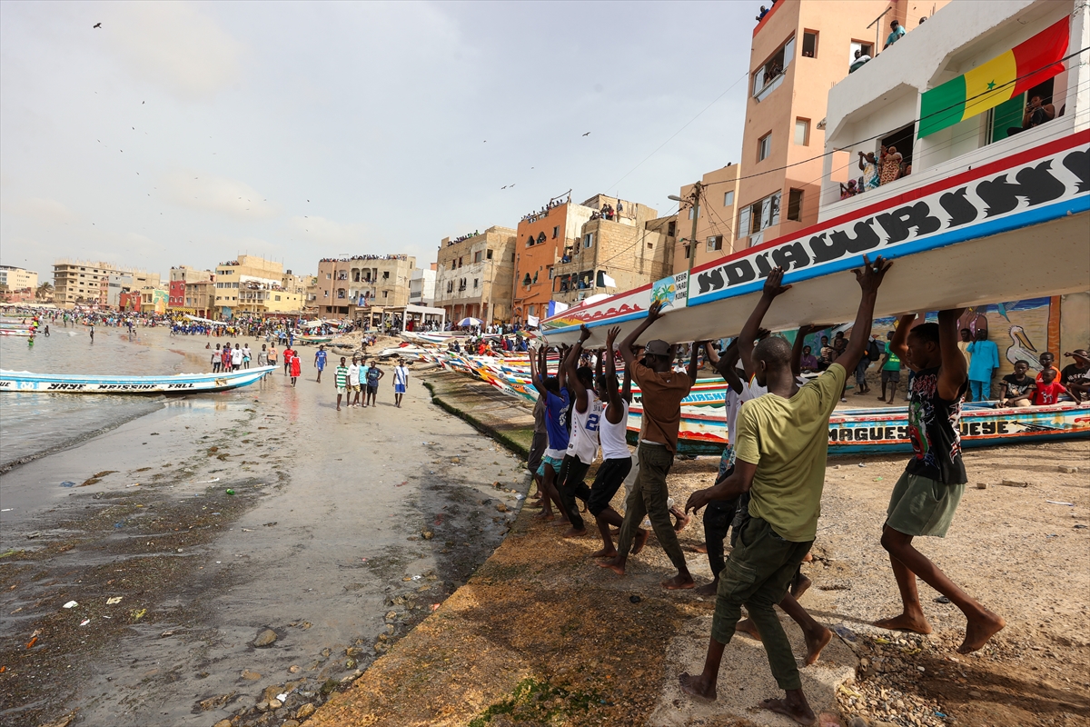 Dakar'da renkli balıkçı tekneleri yarıştı
