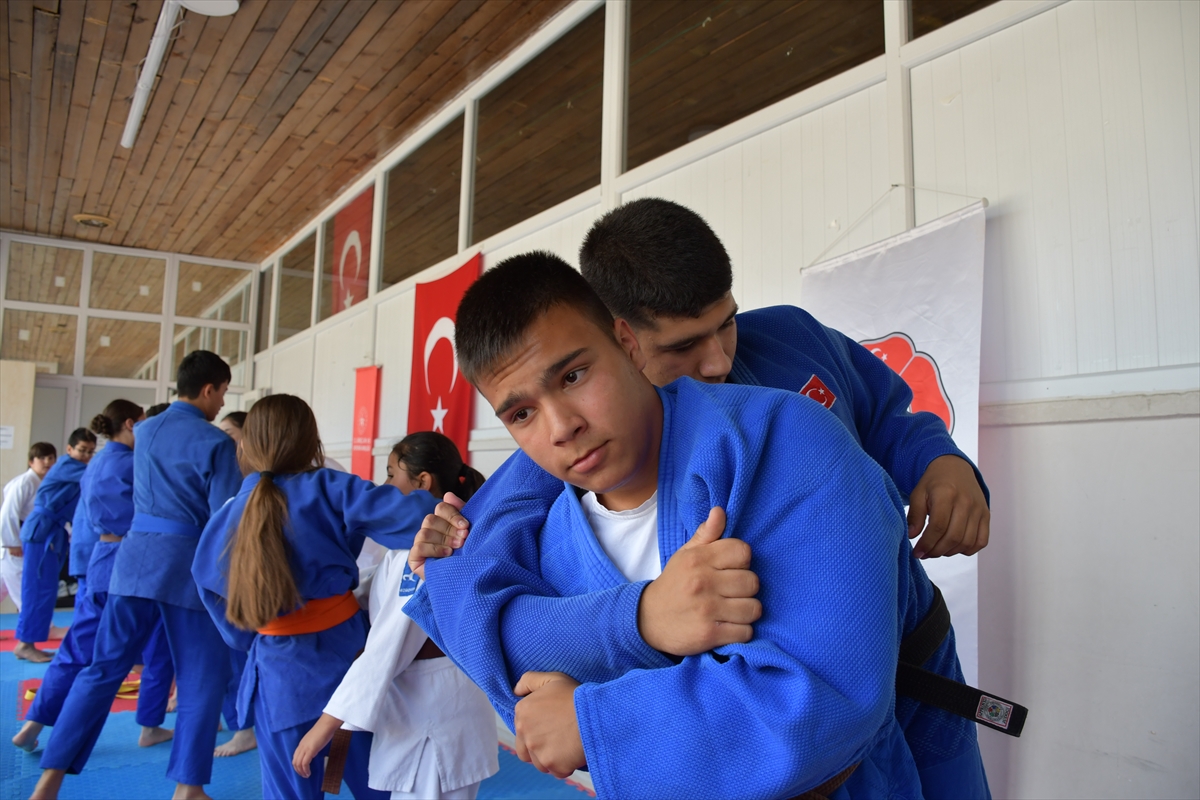 Yetenek taramasıyla keşfedildiği judoda milli formayla Avrupa Kupası'na hazırlanıyor