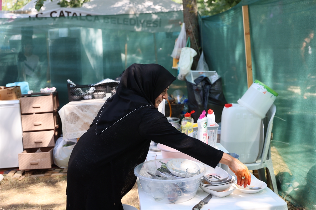 Pehlivan anneleri evlatlarını er meydanında da yalnız bırakmıyor