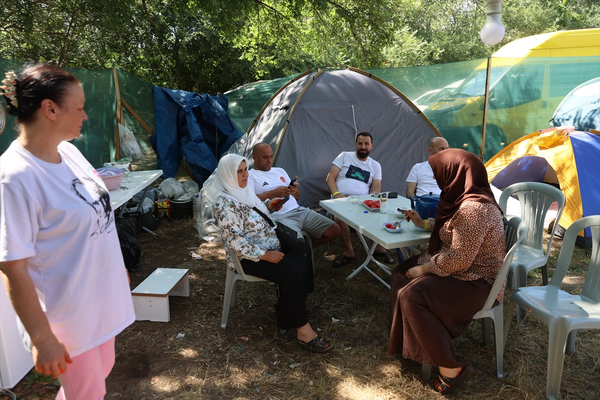 Pehlivan anneleri evlatlarını er meydanında da yalnız bırakmıyor