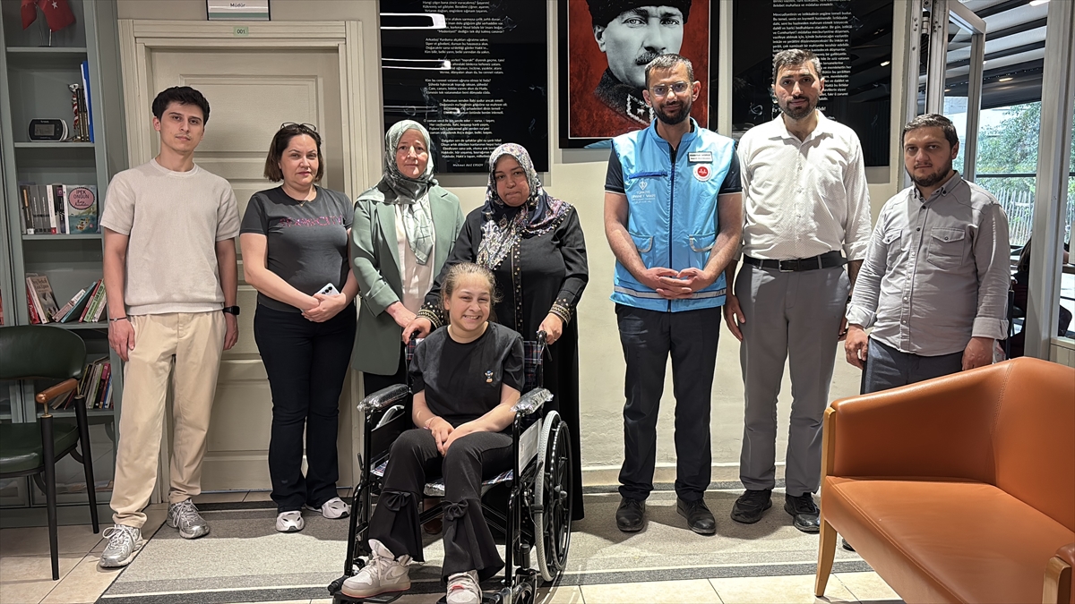Üniversite öğrencilerinden özel gereksinimli bireylere tekerlekli sandalye hediyesi