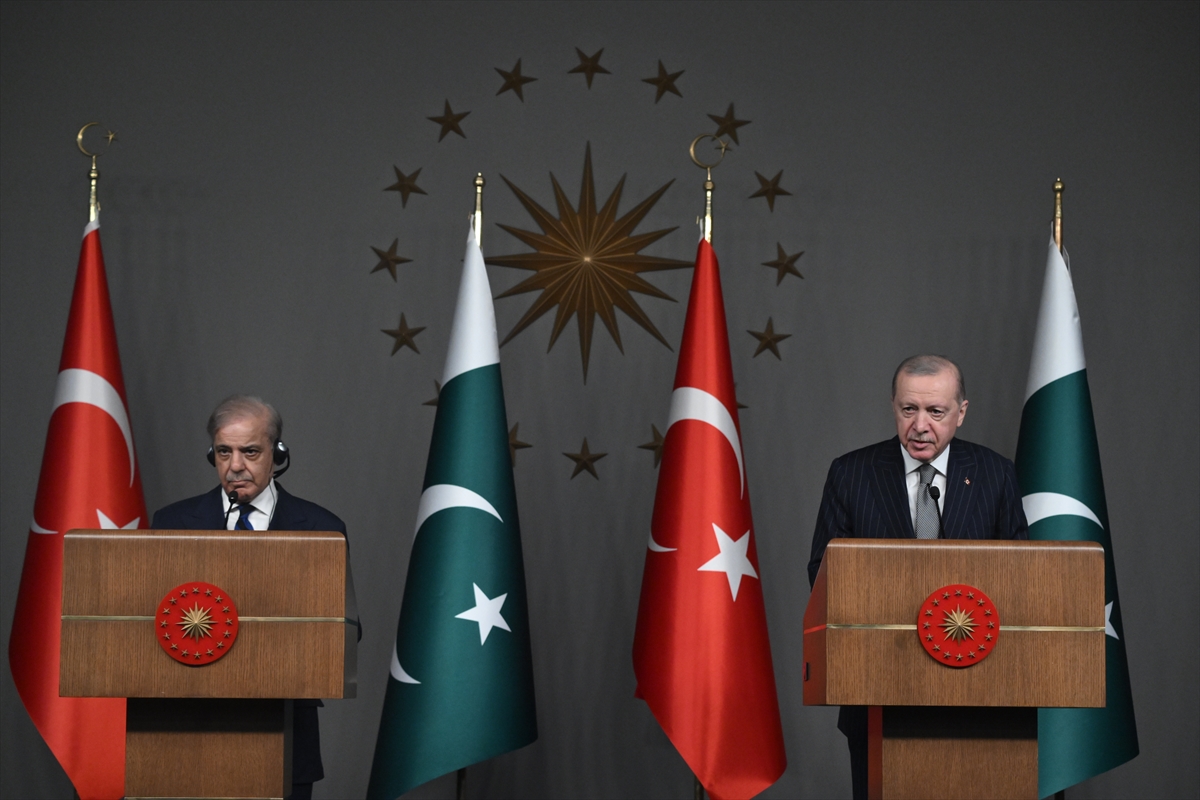 Cumhurbaşkanı Erdoğan: "Savaş bağımlısı mevcut İsrail hükümetinin coğrafyamızı tekrar barut ve kan kokusuna boğmasına fırsat vermemek gerekiyor."