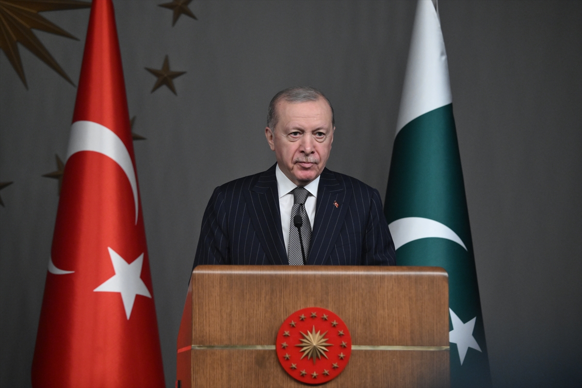 Cumhurbaşkanı Erdoğan: "Savaş bağımlısı mevcut İsrail hükümetinin coğrafyamızı tekrar barut ve kan kokusuna boğmasına fırsat vermemek gerekiyor."