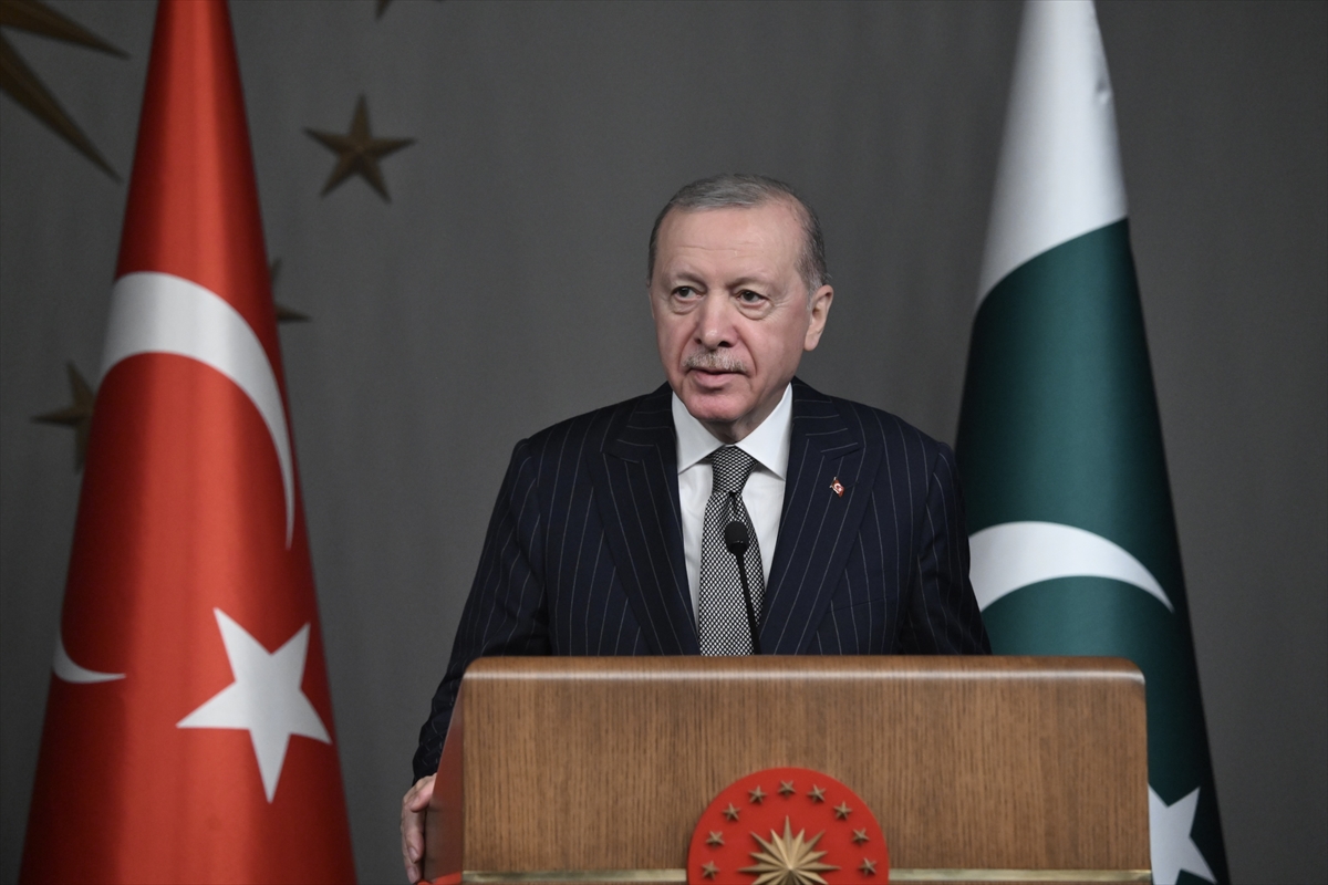 Cumhurbaşkanı Erdoğan: "Savaş bağımlısı mevcut İsrail hükümetinin coğrafyamızı tekrar barut ve kan kokusuna boğmasına fırsat vermemek gerekiyor."