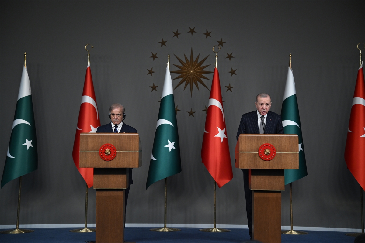 Cumhurbaşkanı Erdoğan: "Savaş bağımlısı mevcut İsrail hükümetinin coğrafyamızı tekrar barut ve kan kokusuna boğmasına fırsat vermemek gerekiyor."