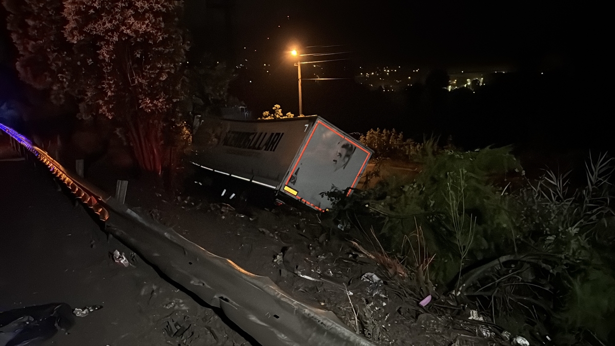 Anadolu Otoyolu'nda tırın arızalanan otomobile çarpması sonucu 1 çocuk öldü, 3 kişi yaralandı