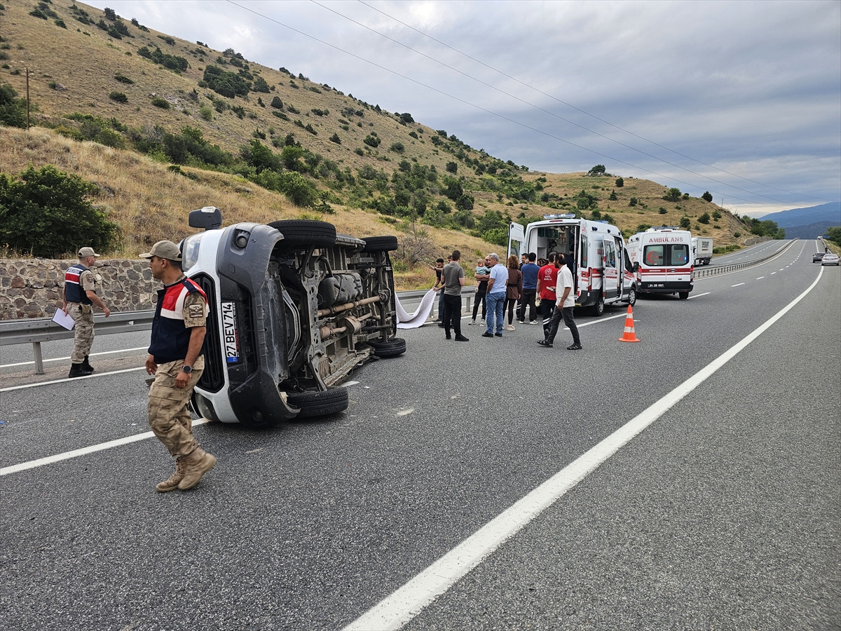 GÜNCELLEME - Erzincan'da devrilen minibüsteki 19 kişi yaralandı