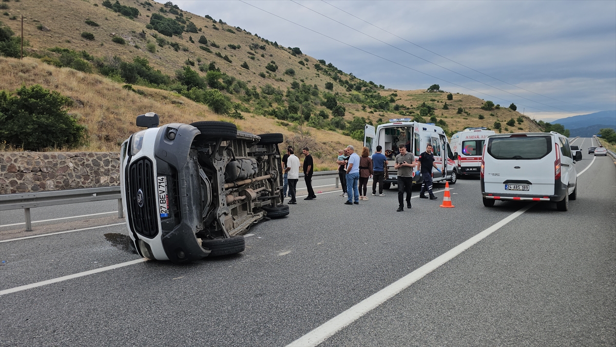 GÜNCELLEME - Erzincan'da devrilen minibüsteki 19 kişi yaralandı