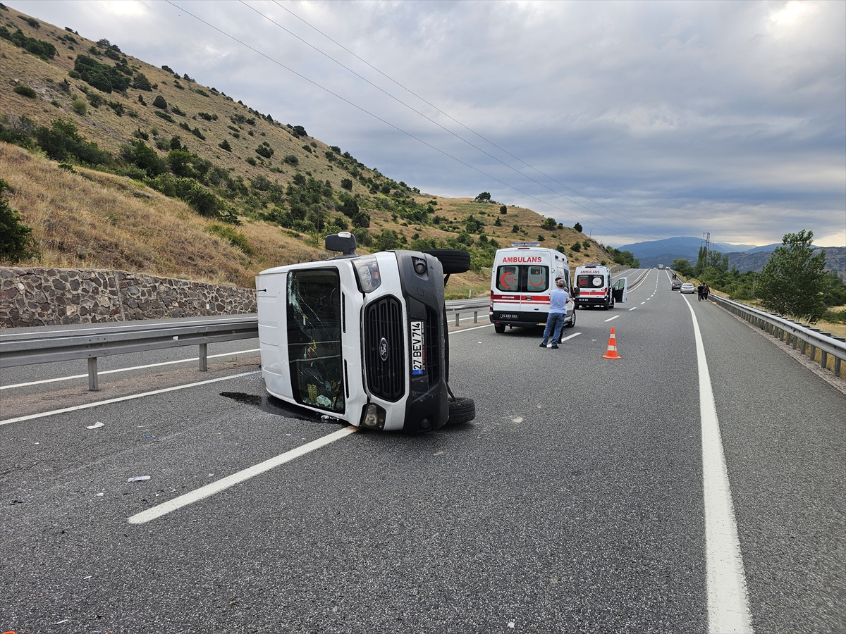 GÜNCELLEME - Erzincan'da devrilen minibüsteki 19 kişi yaralandı