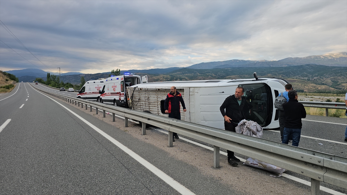 GÜNCELLEME - Erzincan'da devrilen minibüsteki 19 kişi yaralandı