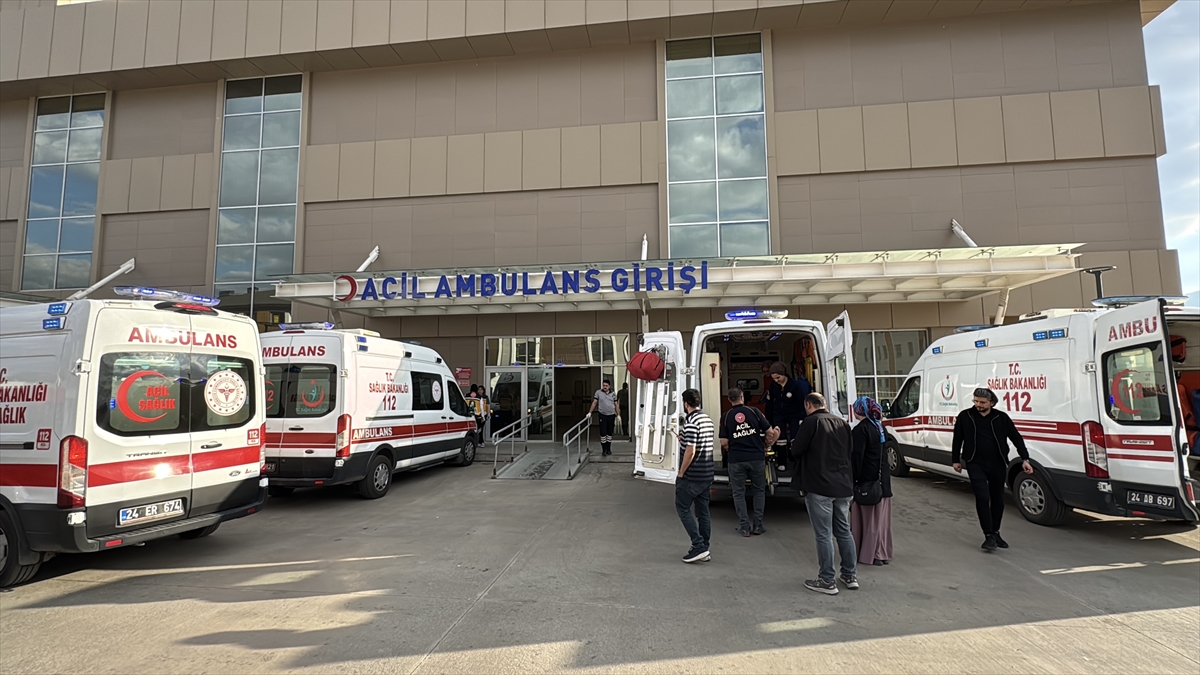 GÜNCELLEME - Erzincan'da devrilen minibüsteki 19 kişi yaralandı