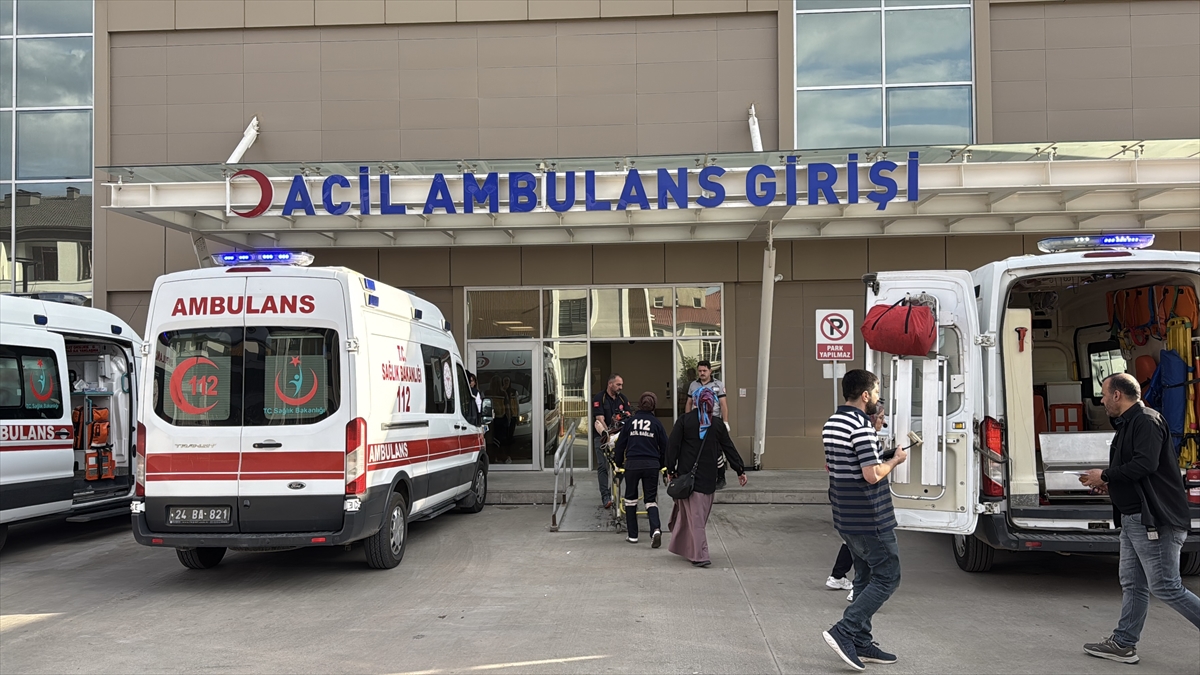 GÜNCELLEME - Erzincan'da devrilen minibüsteki 19 kişi yaralandı