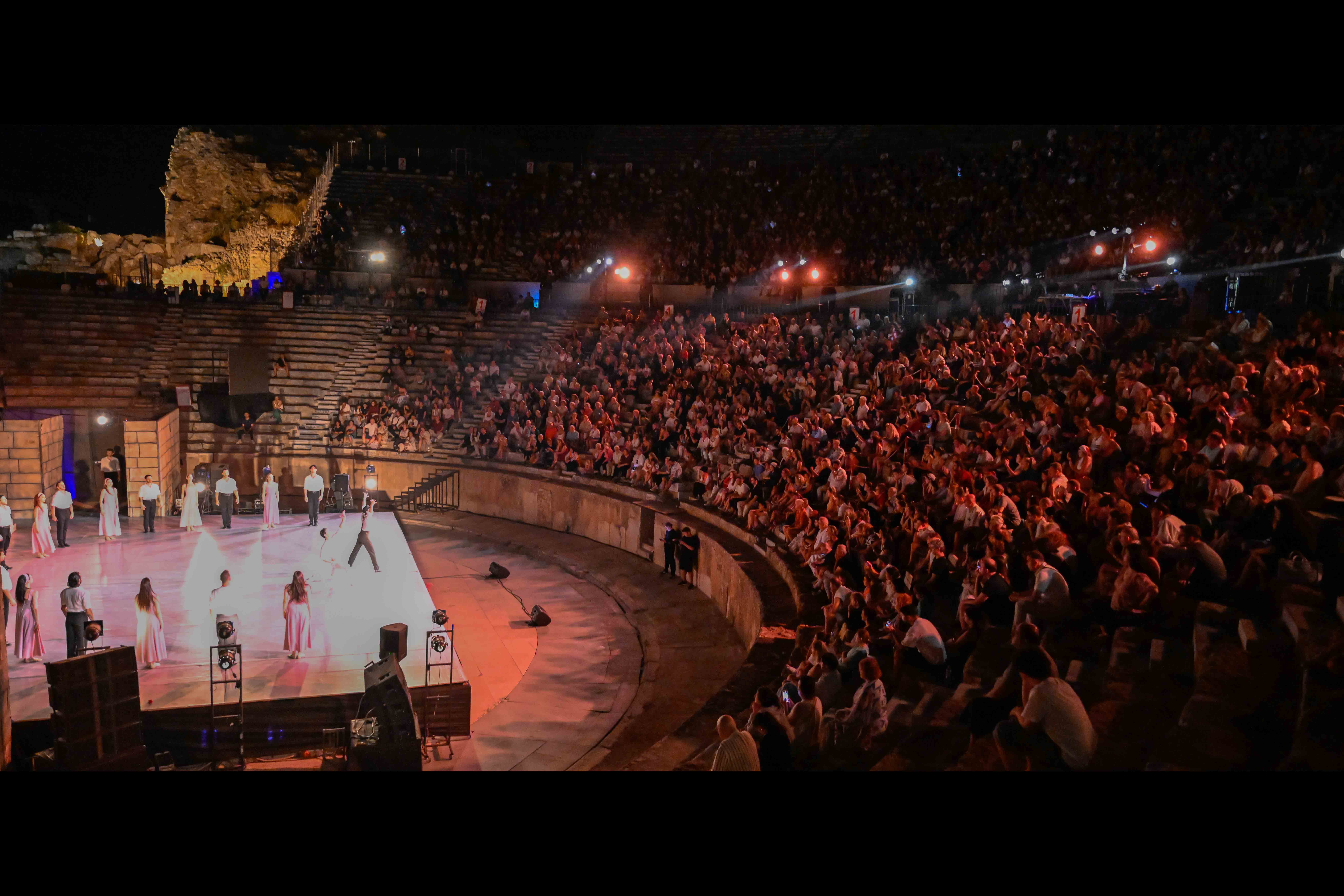 Efes Antik Tiyatro'da Zorba sahnelendi