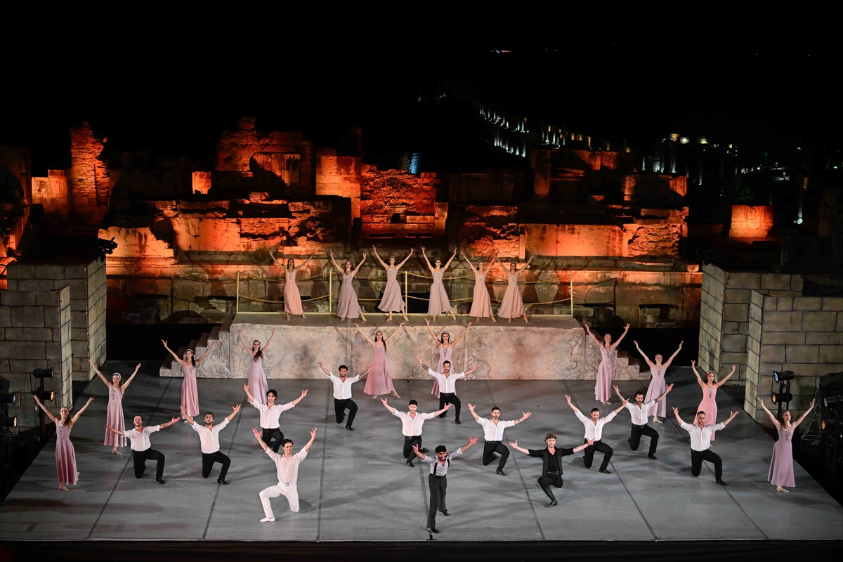 Efes Antik Tiyatro'da Zorba sahnelendi