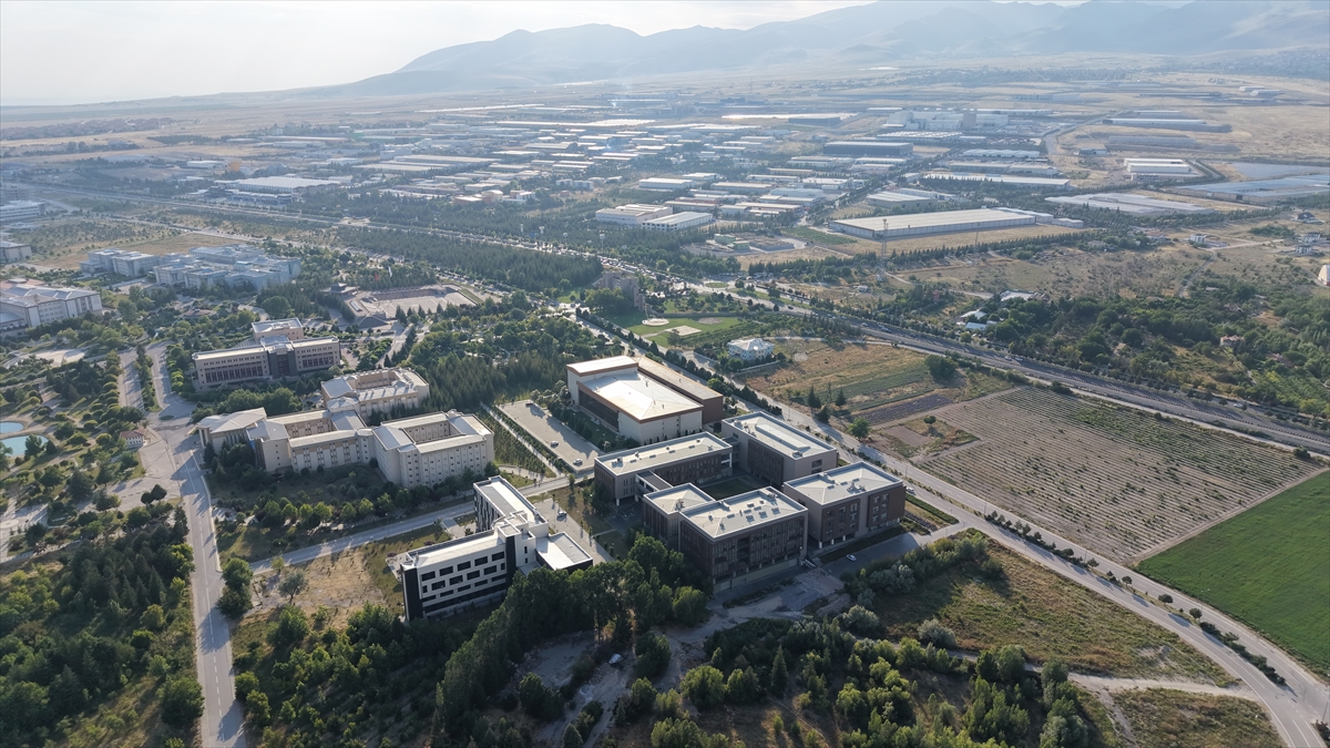 Arıtılmış atık sular üniversitede yeşil alanlarda ve tarımsal üretimde kullanılıyor
