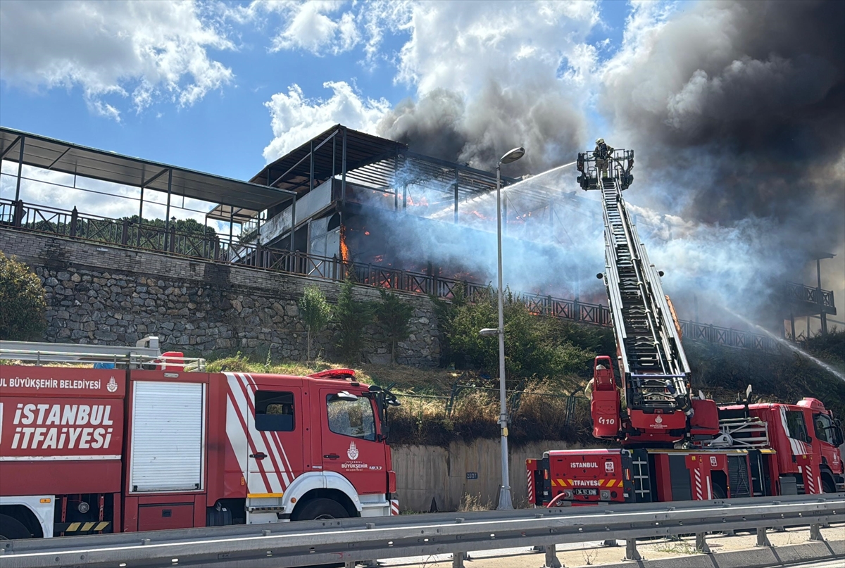 GÜNCELLEME - Maltepe'de restoranda çıkan yangın söndürüldü