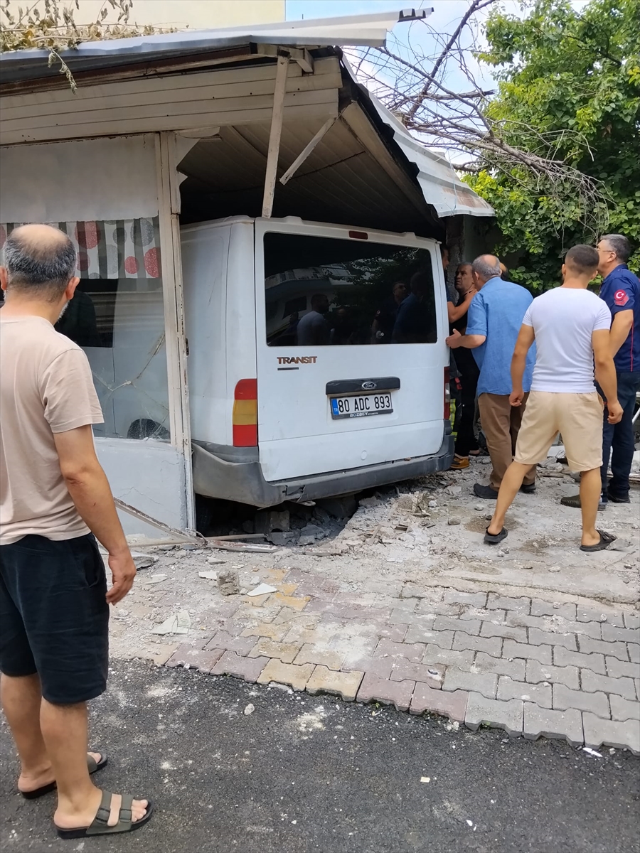 Osmaniye'de kaza: Minibüs kıraathaneye daldı, 1 ölü