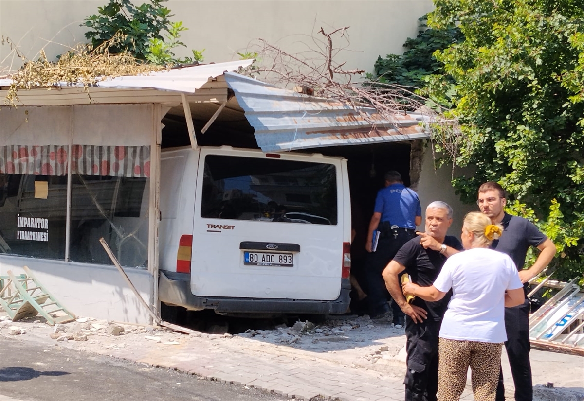 Osmaniye'de kaza: Minibüs kıraathaneye daldı, 1 ölü