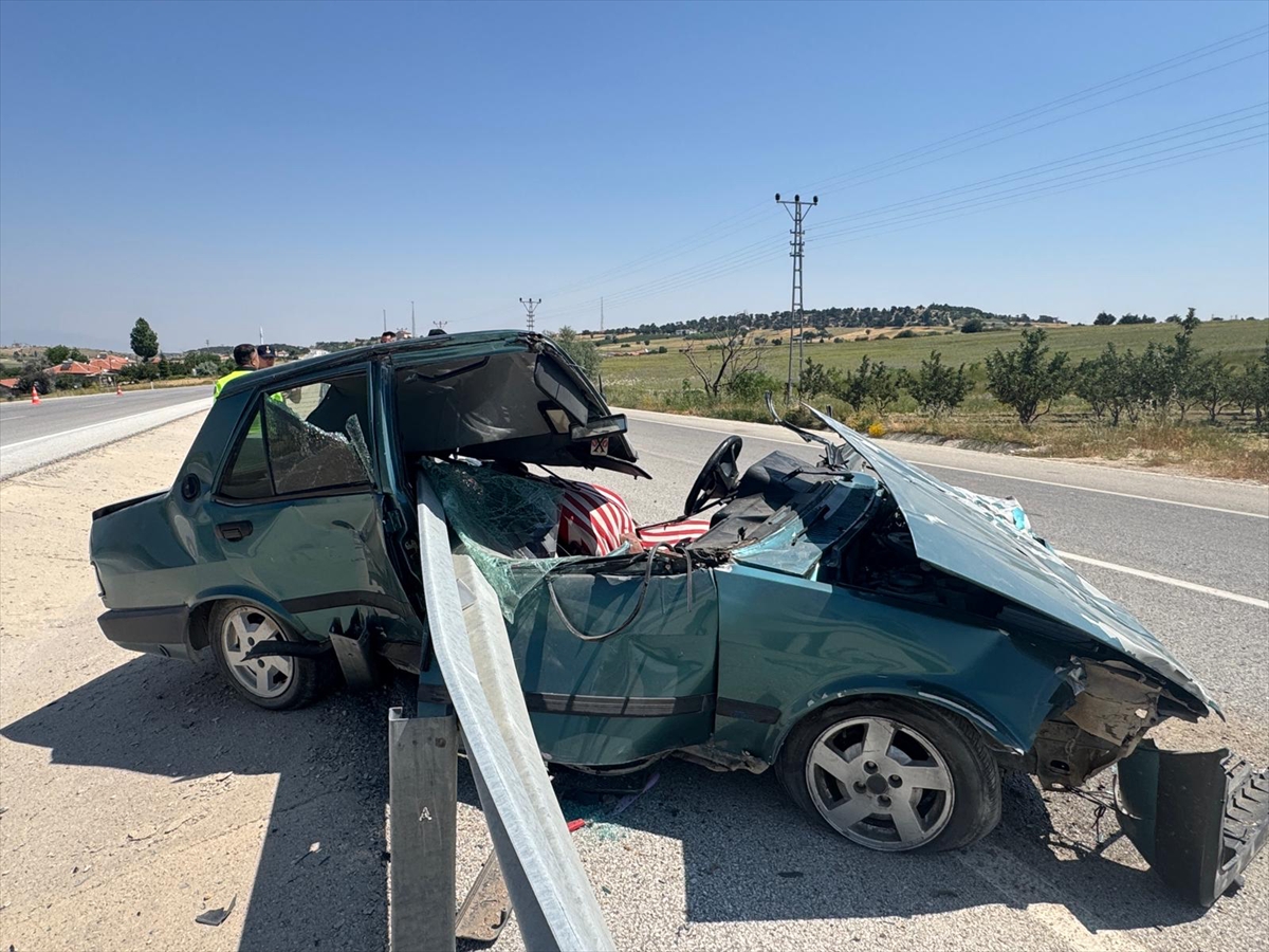Karaman'da bariyerlere çarpan otomobilin sürücüsü yaralandı